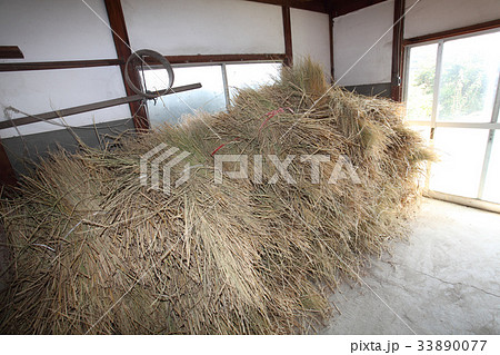 農家の納屋　ワラ置き小屋 33890077