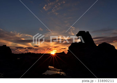 ゴジラ岩と夕日 33890211