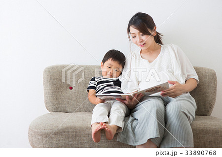 男の子に絵本を読む妊婦さん 男の子に絵本を読む妊婦さん 33890768