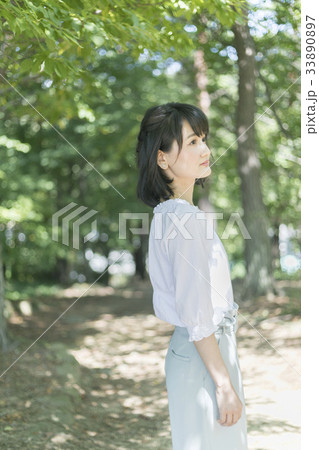 森の女性 33890897