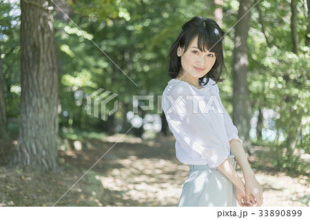 森の女性 33890899