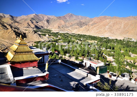 シャンティ・ストゥーパからレーをのぞむ 33891175