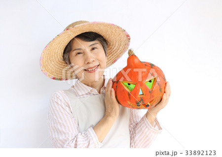 ハロウィン　かぼちゃお化け　女性　シニア　麦わら帽子　 33892123