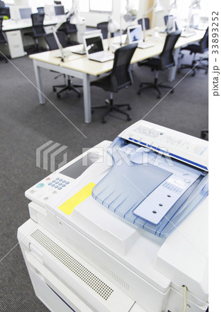 ビジネス　オフィス　パソコン　ビジネスシーン　会社 33893252