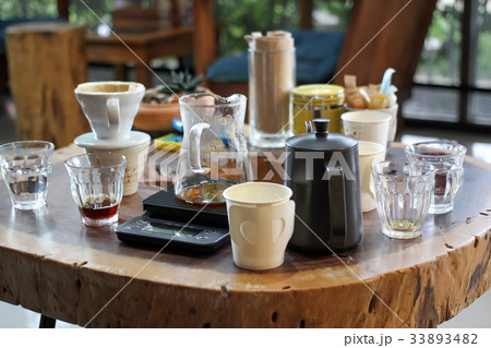 Testing the flavor of coffee by hand drip coffee. 33893482