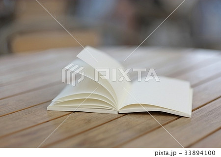 白い本の写真素材 [33894100] PIXTA