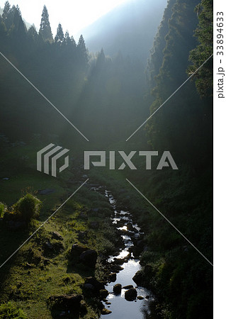 朝日を浴びる宇陀川（奈良県宇陀市） 33894633