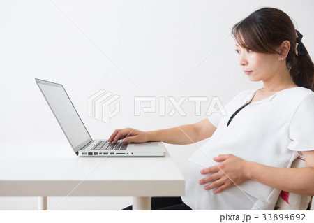 オフィスで働く妊婦さん 33894692