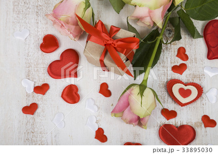 Pink roses, gift and hearts Pink roses, gift and hearts 33895030