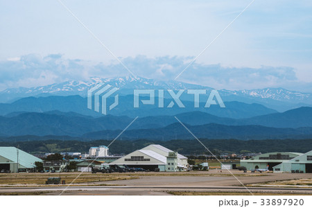 航空自衛隊小松基地と白山連峰 33897920