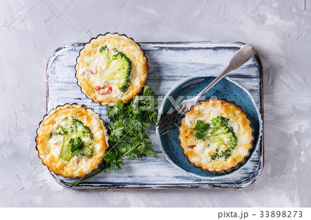 Baked quiche pie with greens 33898273