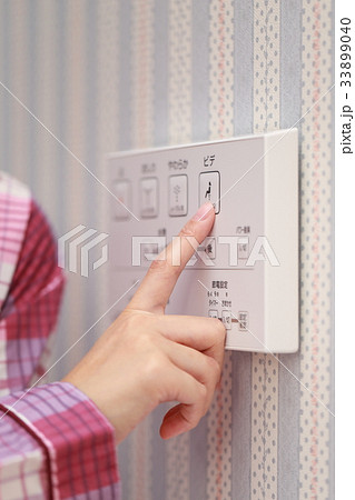 トイレ (女性 パジャマ 寝巻き ビデ 洗浄 ライフスタイル 日常 顔なし ボディパーツ 便所) 33899040