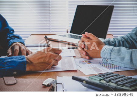 Two colleagues meeting 33899649