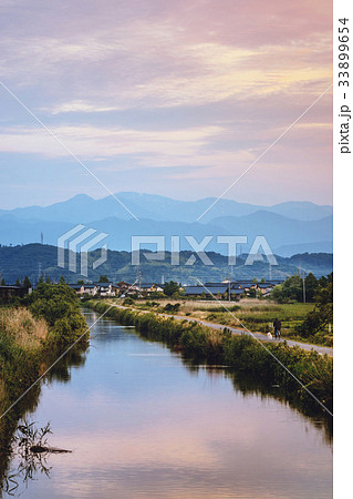 白山連峰と郊外の町並みの夕景 白山連峰と郊外の町並みの夕景 33899654