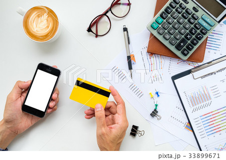 Man hand using blank screen smart phone 33899671