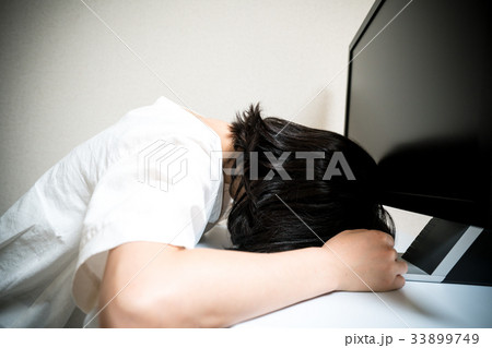 パソコンの前で落ち込む女性 33899749
