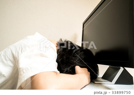 パソコンの前で落ち込む女性 33899750