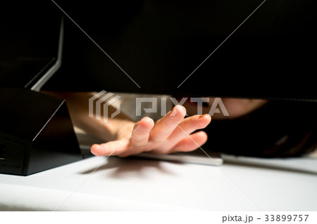 ヘルプを求めるビジネスウーマン 33899757