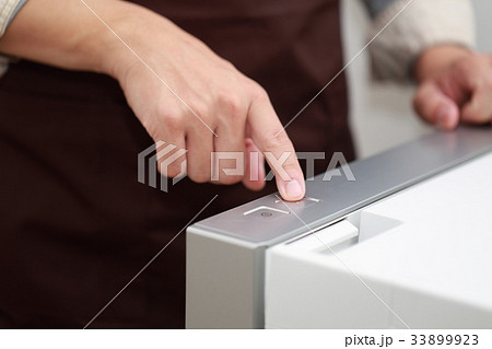 主夫 (洗濯 家事 仕事 ドラム式 家 30代 男性 パパ ランドリー 家電 住宅 エプロン 清潔) 33899923