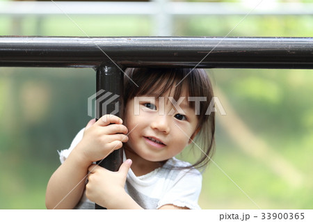 公園 (子供 女児 元気 活発 自然 コピースペース 鉄棒 鉄柵 カメラ目線 笑顔 遊具) 33900365