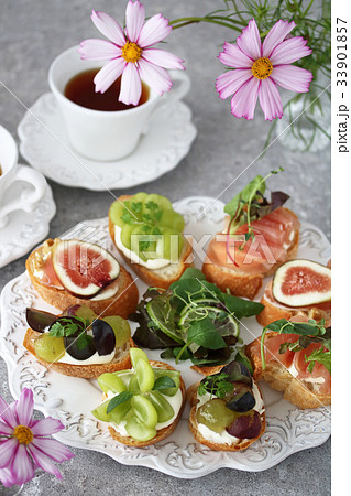 生ハム　ぶどう　イチジクのオープンサンドイッチ 33901857