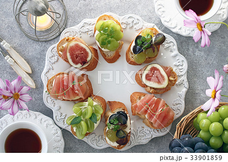 生ハム　ぶどう　イチジクのオープンサンドイッチ 33901859