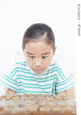 将棋を指す小学生女の子 33902418