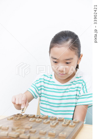 将棋を指す小学生女の子 33902421