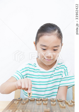 将棋を指す小学生女の子 33902422
