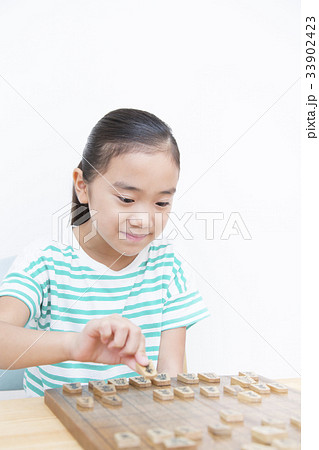 将棋を指す小学生女の子 33902423