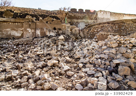 The ruins of an old house in nature The ruins of an old house in nature 33902429