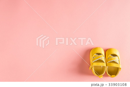 Baby shoes on a pink background Baby shoes on a pink background 33903108