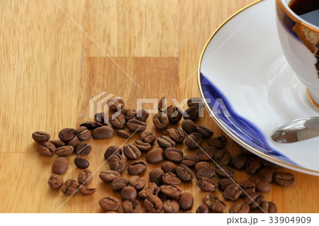 コーヒー豆とコーヒー コーヒー豆とコーヒー 33904909