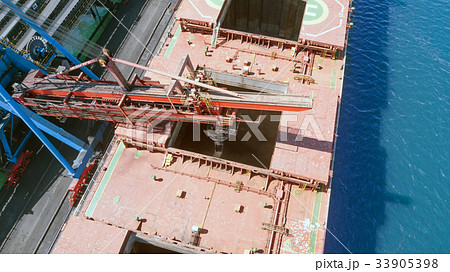 loading coal into the hold of the vessel 33905398