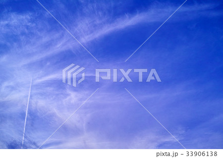 秋空イメージ　飛行機雲 33906138
