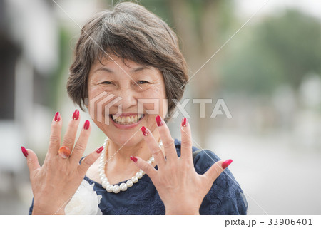 赤いネイルのシニア女性 33906401