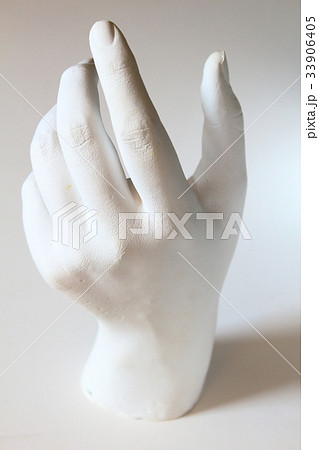 型取りされた女性の手の石膏像の写真素材 [33906405] - PIXTA