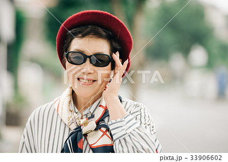 サングラスをかけるシニア女性 33906602
