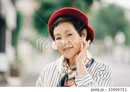赤いベレー帽のシニア女性の写真素材
