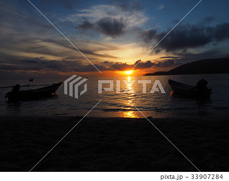 人のいない離島ビーチでサンライズ 33907284