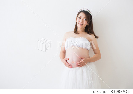 ドレスを着ている妊婦さん ドレスを着ている妊婦さん 33907939