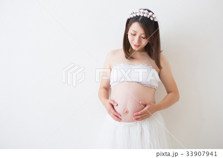 ドレスを着ている妊婦さん 33907941