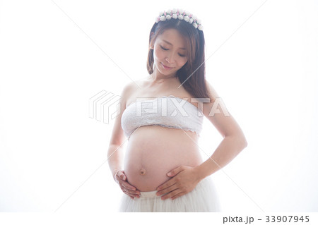 ドレスを着ている妊婦さん 33907945
