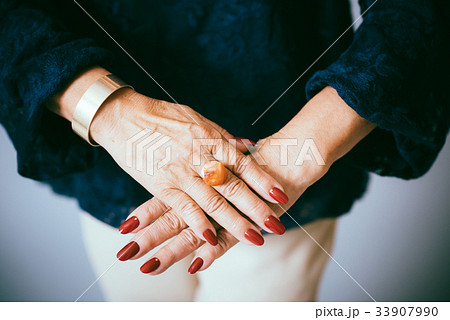マニキュアをしたシニア女性の手元 33907990