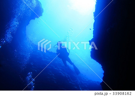 海底の洞窟内で泳ぐダイバー 海底の洞窟内で泳ぐダイバー 33908162