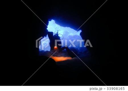 海底の洞窟内で泳ぐダイバー 海底の洞窟内で泳ぐダイバー 33908165