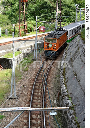 欅平駅に入線する黒部峡谷鉄道のトロッコ電車 33909079