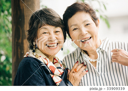 笑顔のシニア日本人女性2人の写真素材