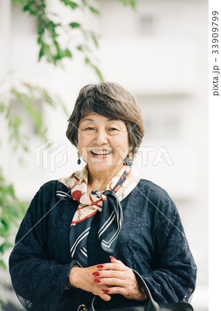 笑顔の日本人シニア女性 33909799
