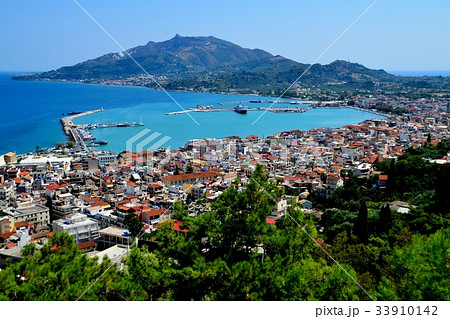 ギリシャ・ザキントス島ザキントス港と市街 33910142